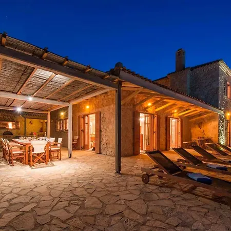 Elegant Zante - Divas - 6 Bedrooms - Infinity Pool - 100 Metres To The Sea - Short Drive To Agios Nikolaos *