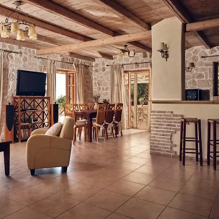 Elegant Zante - Divas - 6 Bedrooms - Infinity Pool - 100 Metres To The Sea - Short Drive To Agios Nikolaos Villa Koríthion