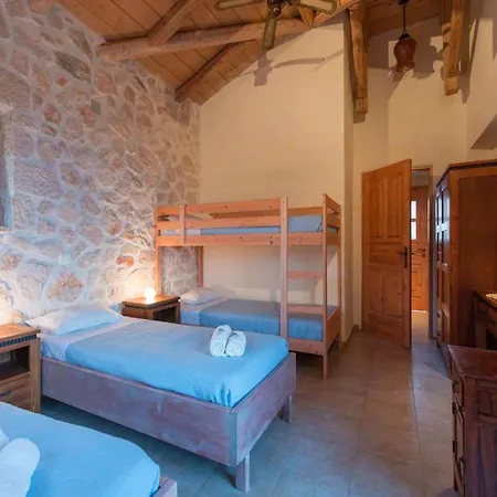 Elegant Zante - Divas - 6 Bedrooms - Infinity Pool - 100 Metres To The Sea - Short Drive To Agios Nikolaos