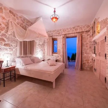 Villa Elegant Zante - Divas - 6 Bedrooms - Infinity Pool - 100 Metres To The Sea - Short Drive To Agios Nikolaos